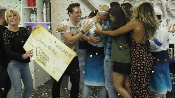 André Marques vence 'Super Chef Celebridades', chora e divide prêmio com colegas