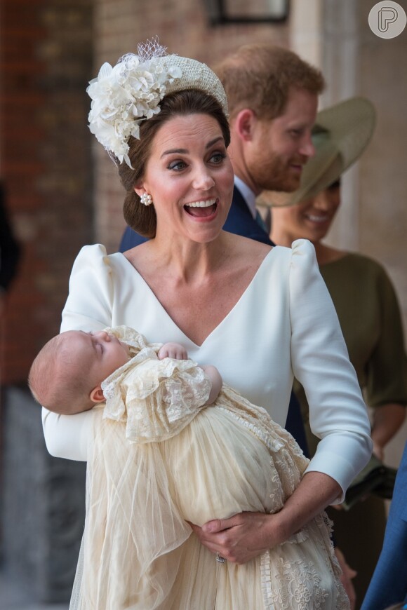 Kate Middleton apareceu com o filho no colo nos dois cliques divulgados pela família real