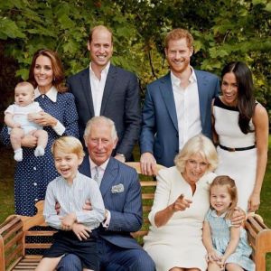 Kate Middleton, Príncipe William, Príncipe Harry, Meghan Markle, Louis, George e Charlotte se uniram a Príncipe Charles e Camilla Parkers no registro