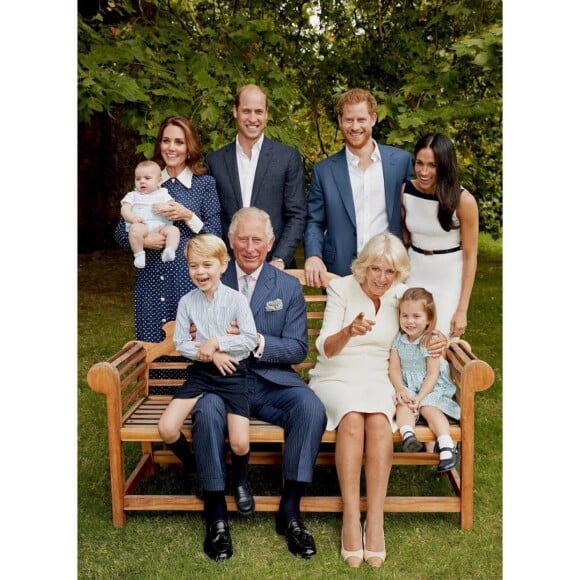 Kate Middleton, Príncipe William, Príncipe Harry, Meghan Markle, Louis, George e Charlotte se uniram a Príncipe Charles e Camilla Parkers no registro