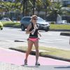 Antonia Fontenelle corre na orla da Barra da Tijuca, na Zona Oeste do Rio de Janeiro, em 2 de setembro de 2014