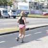 Antonia Fontenelle corre na orla da Barra da Tijuca, na Zona Oeste do Rio de Janeiro, em 2 de setembro de 2014