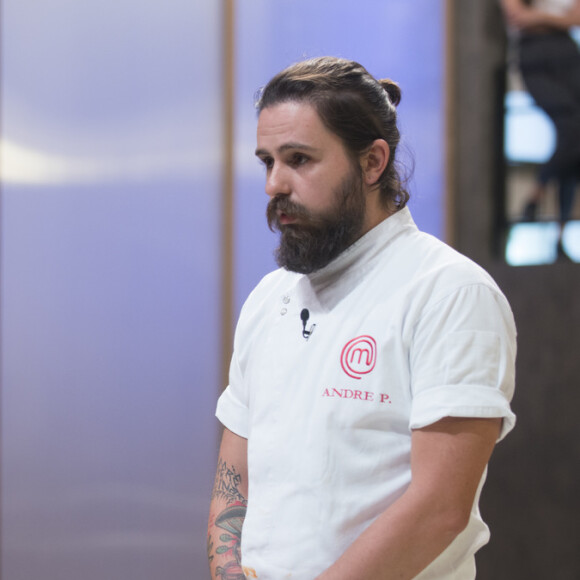 André saiu do programa 'Masterchef Profissionais' de terça-feira (13), e emocionou Paola Carosella como o público nunca tinha visto antes