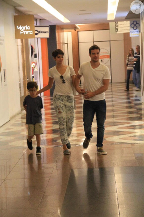 Sophie Charlotte e Daniel de Oliveira levaram o filho mais velho do ator, Raul, para passear em shopping carioca, nesta quarta-feira, 3 de setembro de 2014