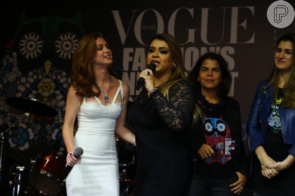 Marina Ruy Barbosa e Preta Gil se encontram no palco do Vogue Fashion's Night Out, em 4 de setembro de 2014