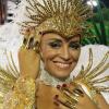 Suzana Pires também foi destaque de chão da Vila Isabel, com uma roupa dourada e branca