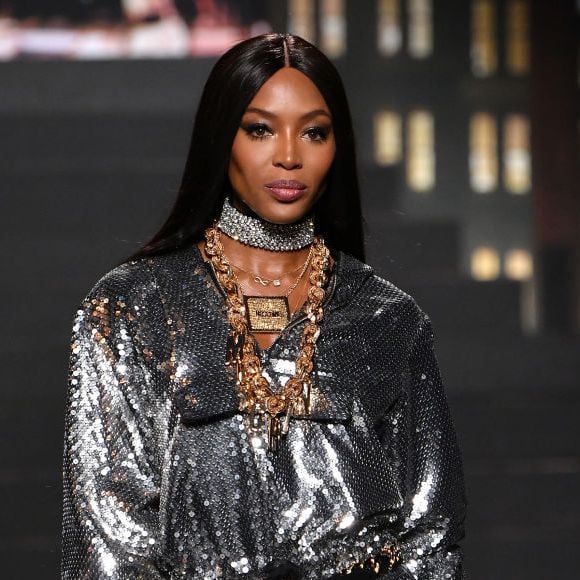 Brilho no look é tendência; aproveite as festas de fim de ano para se jogar! Naomi Campbell estrelou look brilhante no desfile da Moschino com H&M