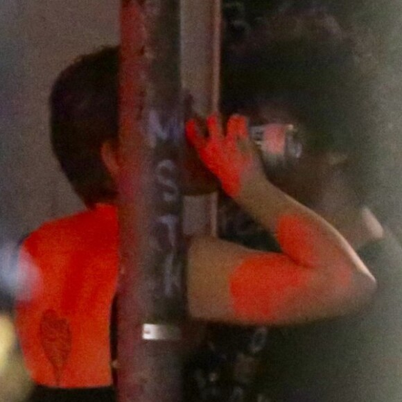 Leandra Leal é abraçada por George Sauma enquanto os dois conversam