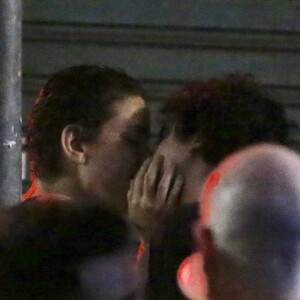 Leandra Leal e George Sauma foram ao aniversário de Taís Araújo, amiga em comum dos dois, e na saída do evento, foram vistos aos beijos