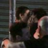 Leandra Leal e George Sauma trocam beijos após festa de Taís Araújo no domingo, dia 25 de novembro de 2018
