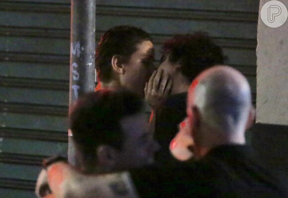 Leandra Leal e George Sauma trocam beijos após festa de Taís Araújo no domingo, dia 25 de novembro de 2018