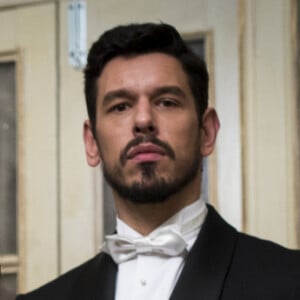 Gustavo Bruno (João Vicente de Castro) está de olho na herança de Júlia (Vitória Strada) na novela 'Espelho da Vida'