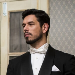 Gustavo Bruno (João Vicente de Castro) recorre ao irmão, Otávio (Patrick Sampaio), para conquistar Júlia (Vitória Strada), jovem apaixonada por Danilo (Rafael Cardoso) nos próximos capítulos da novela 'Espelho da Vida'