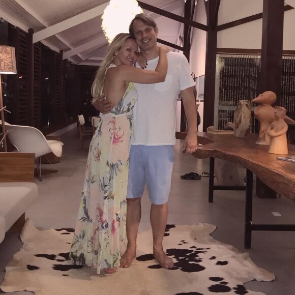 Eliana é noiva do diretor de TV Adriano Ricco, com quem tem Manuela