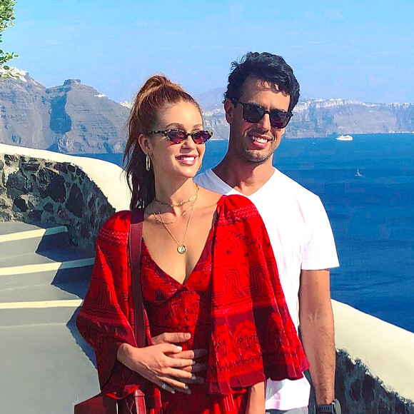 Marina Ruy Barbosa viajou à Grécia com o marido, Xandinho Negrão, para aproveitar as férias