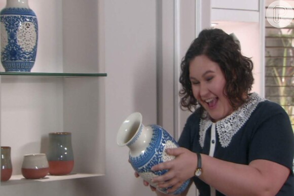 Na novela 'As Aventuras de Poliana', Nanci (Rafaela Ferreira) achará o vaso que havia sido roubado de Luísa (Thais Melchior)