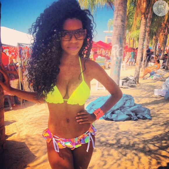 A morena Luane Dias, recebeu muitos elogios ao postar uma foto de biquíni no Instagram: 'Sempre linda e sexy', postou um fã na rede social