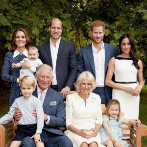 Kate Middleton e o príncipe William posaram com os filhos e os familiares para a foto comemorativa pelos 70 anos do príncipe Charles
