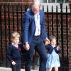 Príncipe William  busca George e Charlotte na escola