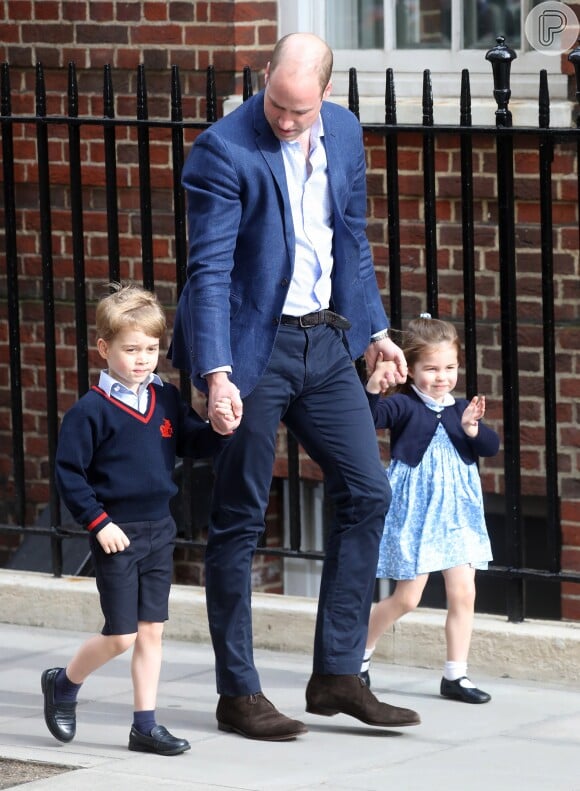 Príncipe William  busca George e Charlotte na escola