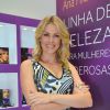 Ana Hickmann esbanja simpatia em evento de beleza em São Paulo