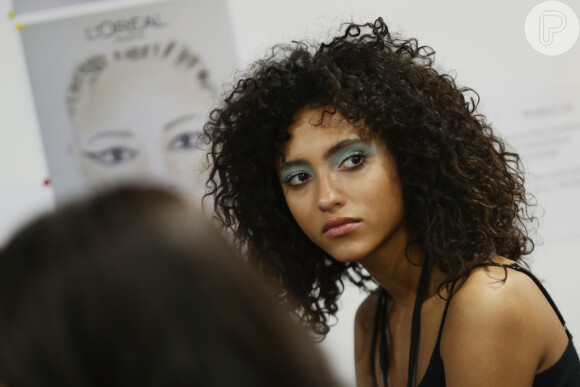 Maquiagem supercolorida é tendência neste verão