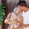 Karina Bacchi beija Amaury Nunes com o filho no colo