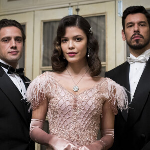 Júlia (Vitória Strada) é apaixonada por Danilo (Rafael Cardoso), mas vai se ver obrigada a casar com Gustavo Bruno (João Vicente de Castro) por decisão do pai, Eugênio (Felipe Camargo) nos próximos capítulos da novela 'Espelho da Vida'