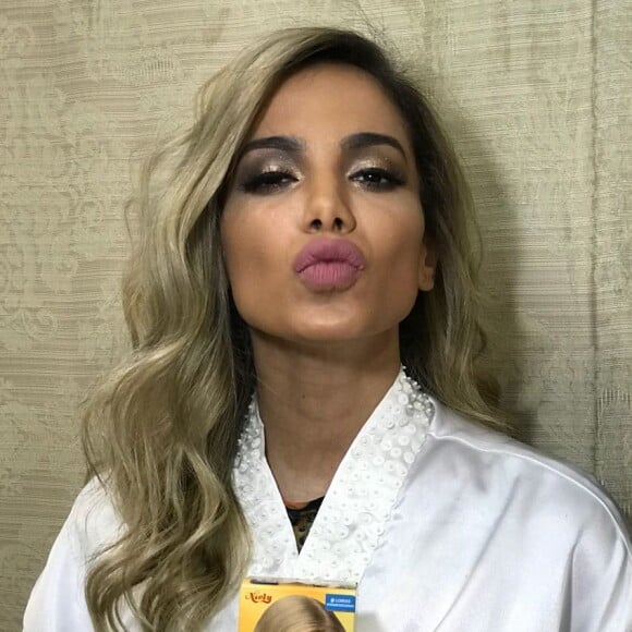 Em janeiro, Anitta passou por uma transformação no visual em parceria com a Niely e clareou os cabelos