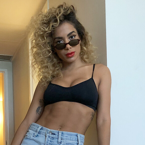 Em março, Anitta movimentou as redes sociais e foi bastante elogiada ao surgir pela primeira vez cacheada para o clipe 'Romance Com Safadeza', com Wesley Safadão