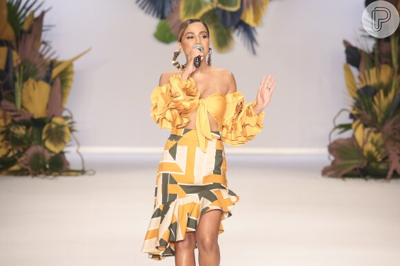 Anitta se apresentou no desfile da Água de Coco na abetura da São Paulo Fashion Week, em abril de 2018
