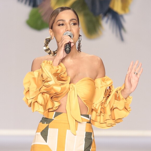 Anitta se apresentou no desfile da Água de Coco na abetura da São Paulo Fashion Week, em abril de 2018