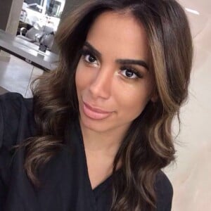 Anitta passou por transformação e adotou cabelo castanho após quatro meses loira