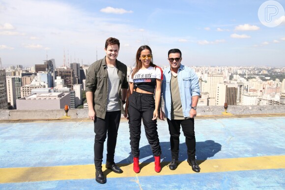 Anitta se reuniu com a dupla Matheus e Kauan para o lançamento da música e do clipe 'Ao Vivo e a Cores', em maio de 2018