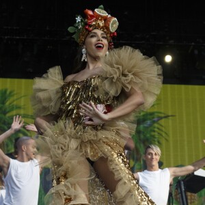 Anitta se veste de Carmen Miranda em apresentação no Palco Mundo do Rock in Rio Lisboa, em junho de 2018