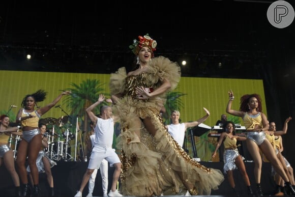 Anitta se veste de Carmen Miranda em apresentação no Palco Mundo do Rock in Rio Lisboa, em junho de 2018