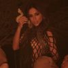 Anitta lança EP 'Solo' com músicas em espanhol, inglês e português. Em 'Veneno', a cantora surge nua coberta por cobras