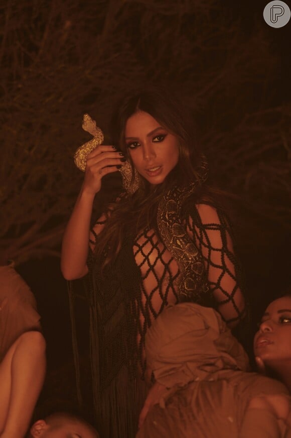 Anitta lança EP 'Solo' com músicas em espanhol, inglês e português. Em 'Veneno', a cantora surge nua coberta por cobras