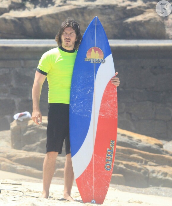 Caio Paduan também colocou mega-hair para a novela 'Verão 90'. Na trama, ele será o surfista Quinzinho
