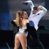 Jennifer Lopez levanta o vestido e exibe o bumbum no Fashion Rocks, nesta terça-feira, 10 de setembro de 2014