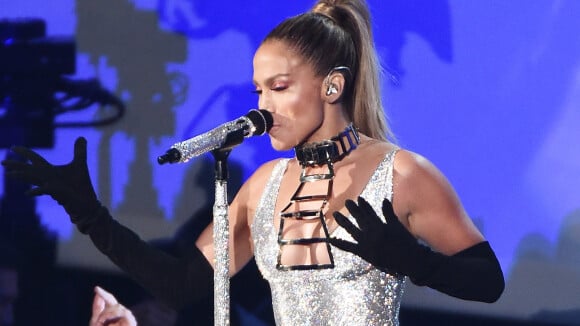 Jennifer Lopez mostra o bumbum em performance de 'Booty' no Fashion Rocks