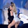 Jennifer Lopez exibe o bumbum em performance no Fashion Rocks