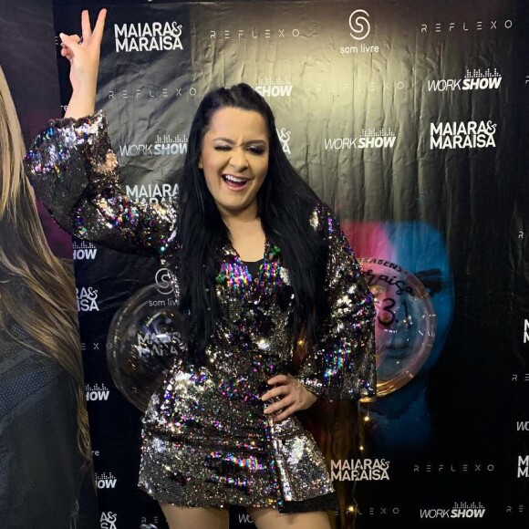 Maraisa, da dupla com Maiara, usou vestido paetê Fabiana Milazzo em show