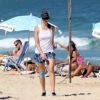 Luana Piovani aproveita tarde de praia para caminhar no Rio