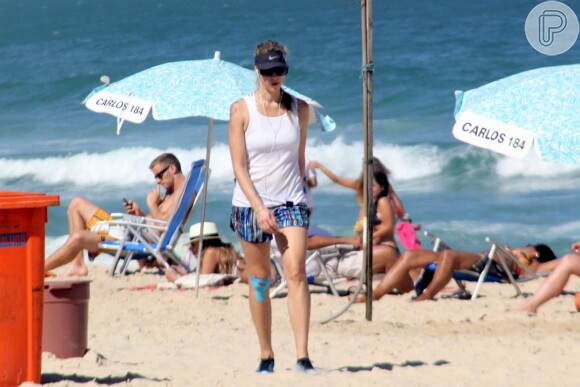 Luana Piovani aproveita tarde de praia para caminhar no Rio