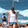 Luana Piovani se exercia à tarde em praia do Rio de Janeiro usando bandagem no joelho