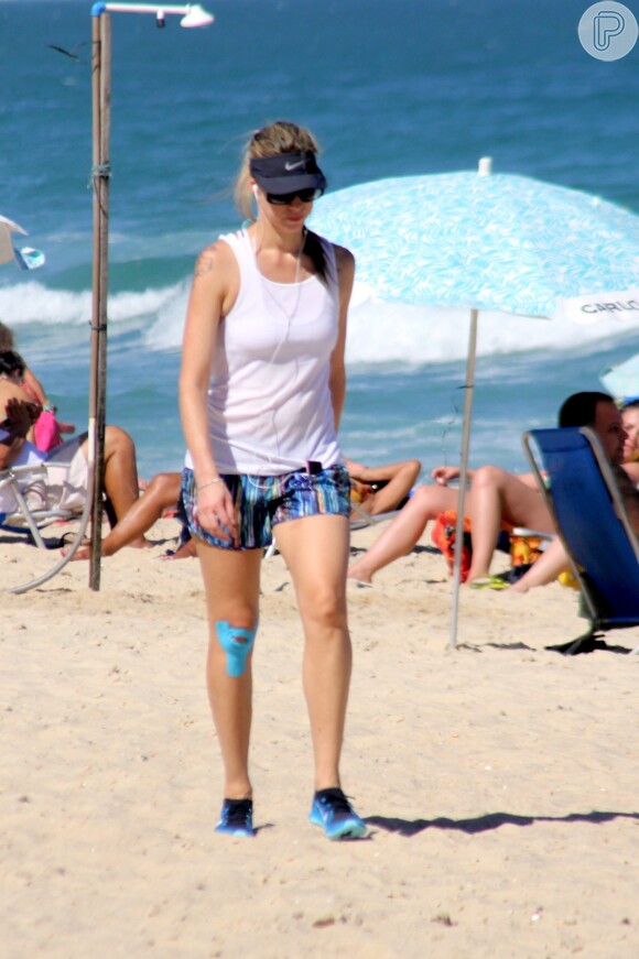 Luana Piovani se exercia à tarde em praia do Rio de Janeiro