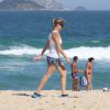 Luana Piovani se exercia à tarde em praia do Rio de Janeiro