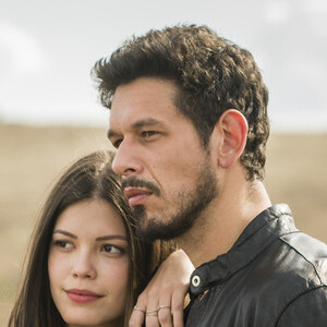 Cris (Vitória Strada) e Alain (João Vicente de Castro) brigam no capítulo de sexta-feira, 21 de dezembro de 2018 da novela 'Espelho da Vida'