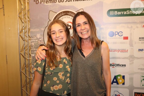 Iguais! Susana Naspolini levou a filha, Júlia, à premiação da Associação de Imprensa da Barra da Tijuca, na noite desta sexta-feira, 7 de dezembro de 2018